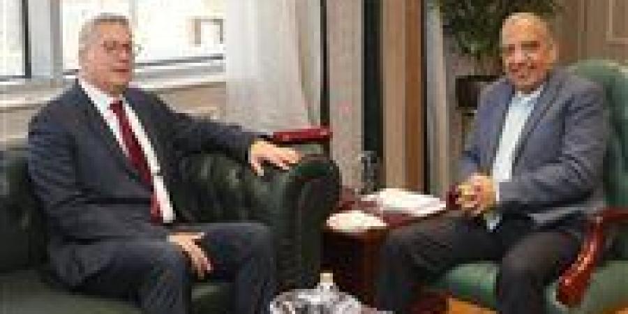 وزيرا
      الكهرباء
      والبترول
      يناقشان
      خطة
      توفير
      الوقود
      لتأمين
      التغذية
      الكهربائية
      في
      الصيف
