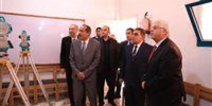 وزير
      التعليم
      العالي
      يلتقي
      طلاب
      ...