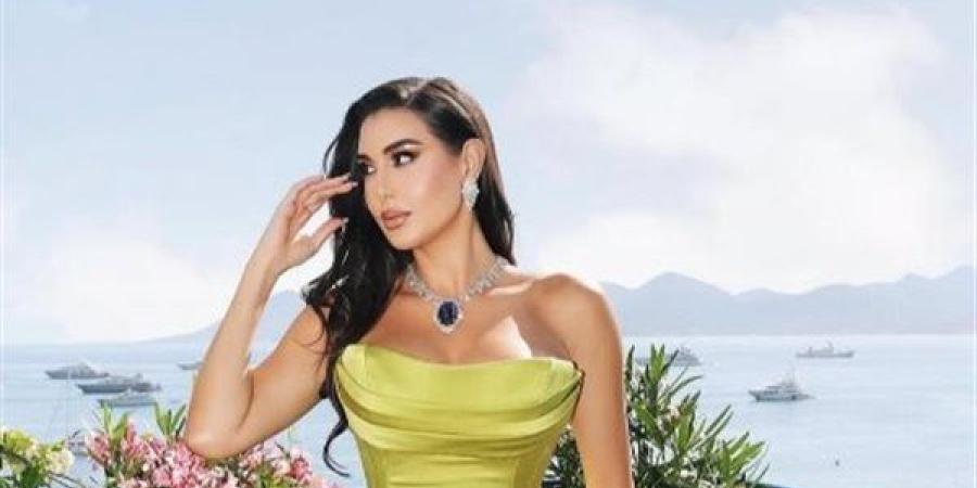 ياسمين
      صبري
      تخطف
      الأنظار
      بفستان
      ليموني
      في
      أحدث
      ظهور