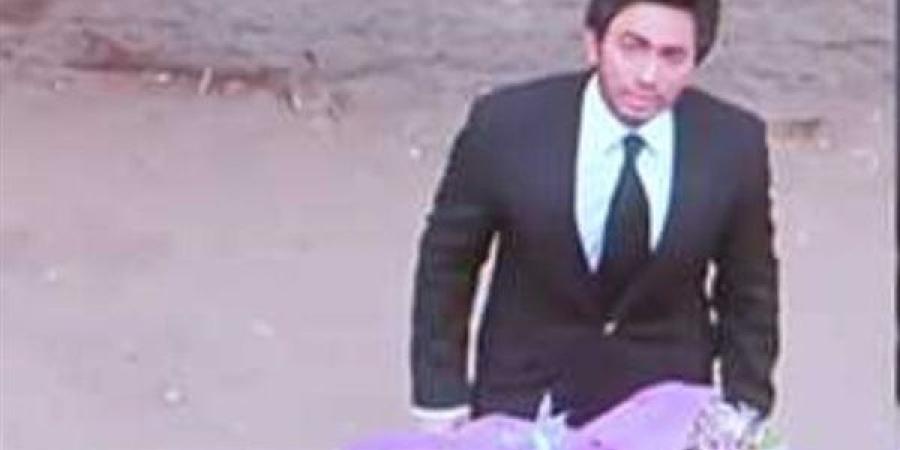 تامر
      حسني
      يعلّق
      على
      فيديو
      شاب
      يقلد
      «عمر
      وسلمى»:
      "بابا
      طلع
      البطل
      الحقيقي"!