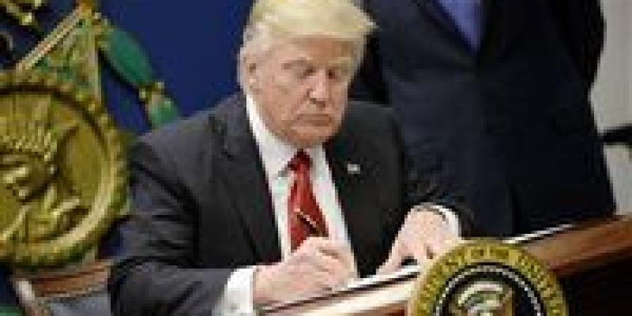 «بينها
      السودان»..
      دخول
      قرار
      ترامب
      بحظر
      دخول
      مواطني
      12
      دولة
      إلى
      الولايات
      المتحدة
      حيز
      التنفيذ