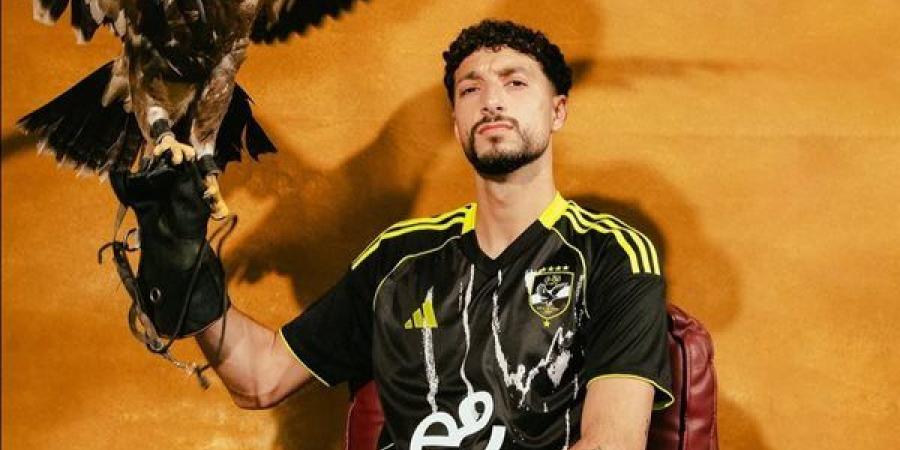 الأهلي
      يكشف
      عن
      القميص
      الثاني
      ...