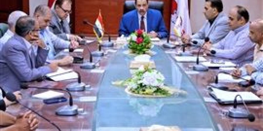 محافظ
      سوهاج
      يناقش
      موقف
      مشروعات
      الكورنيش
      والكوبري
      الغربي
      ويوجّه
      بسرعة
      التنفيذ