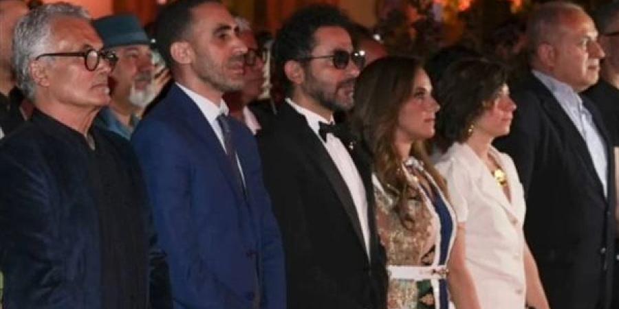 من
      مهندس
      ديكور
      لـ
      نجم
      شباك..
      ...