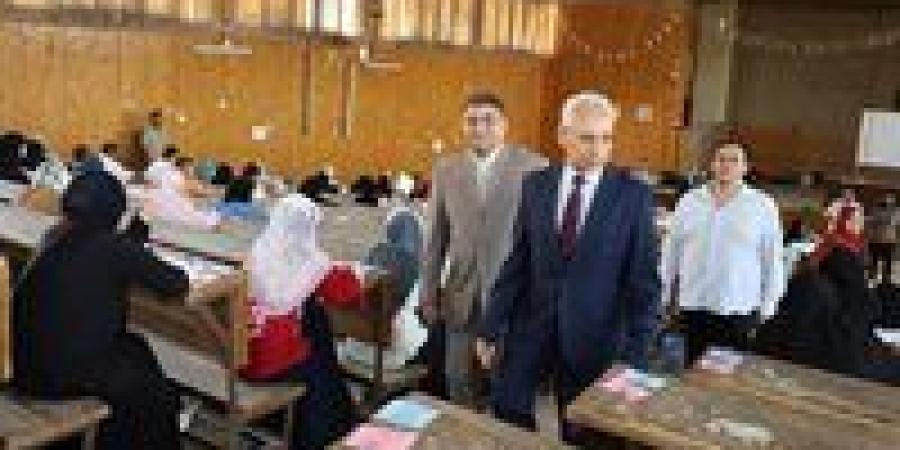 رئيس
      جامعة
      المنيا
      يتابع
      سير
      الامتحانات
      بكليتي
      الآداب
      ودار
      العلوم