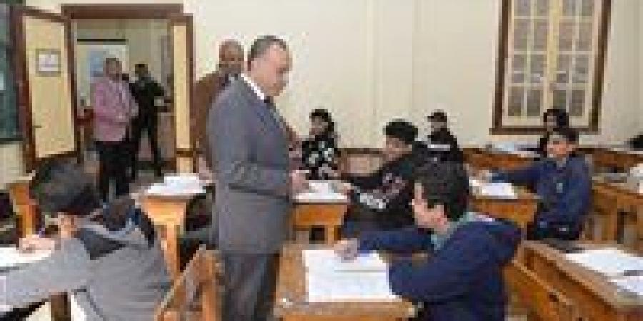 محافظ
      أسيوط
      يتفقد
      لجان
      الثانوية
      العامة
      في
      أول
      أيام
      الامتحانات