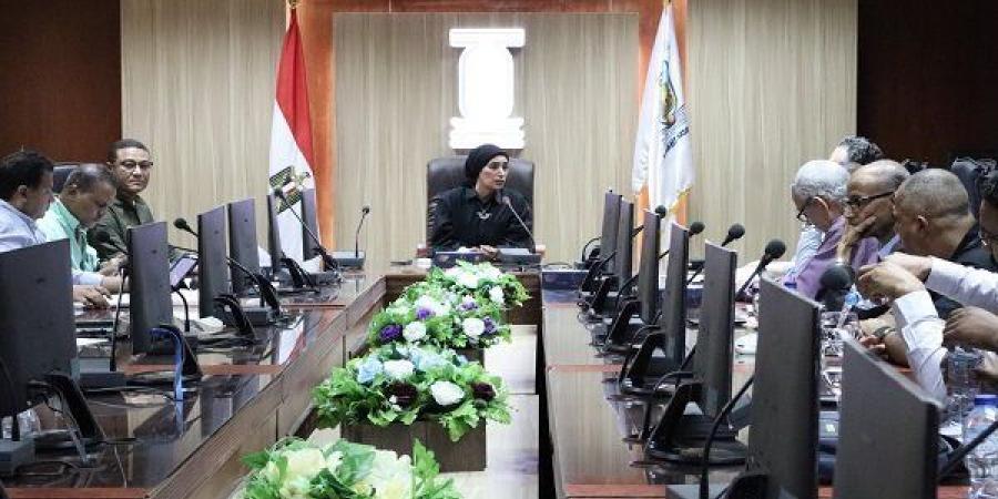 رئيس
      جامعة
      الأقصر
      تناقش
      إزالة
      معوقات
      تنفيذ
      مشروعات
      الإنشاء
      والتطوير